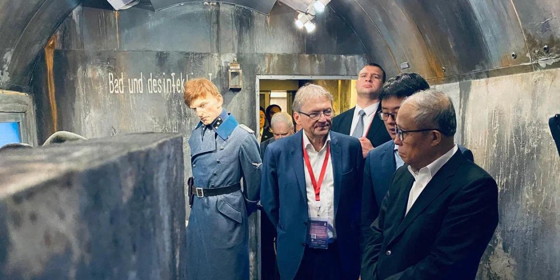 Китайская делегация посетила Поезд Победы на ВЭФ-2025