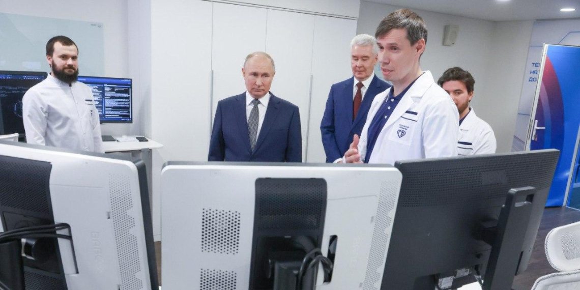 Путин и Собянин посетили научно-практический клинический центр диагностики и телемедицинских технологий