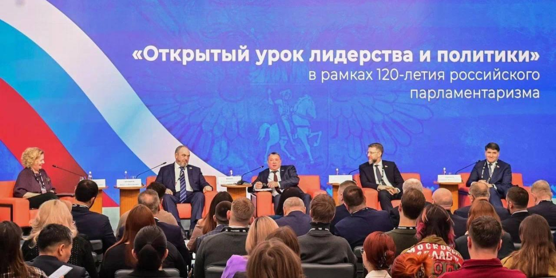 Сенаторы и депутаты провели для студентов "Открытый урок лидерства"