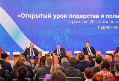 Сенаторы и депутаты провели для студентов %22Открытый урок лидерства%22