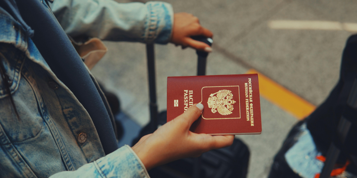Екатеринбургские пограничники не выпустили 10-летнего пассажира из-за буквы в паспорте
