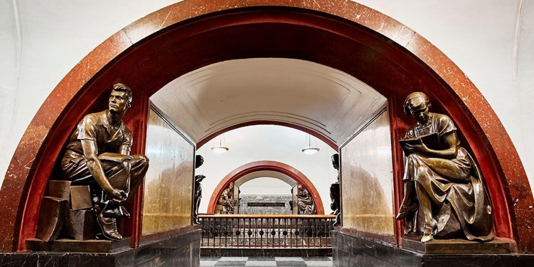 Мосгорнаследие отреставрирует все 76 скульптур на станции метро "Площадь Революции"