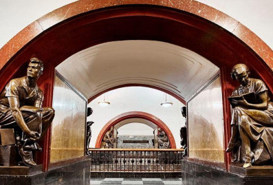 Мосгорнаследие отреставрирует все 76 скульптур на станции метро "Площадь Революции"