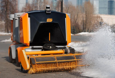 Робот "Пиксель" с начала февраля очистил от снега 29 гектаров дорожек в Москве