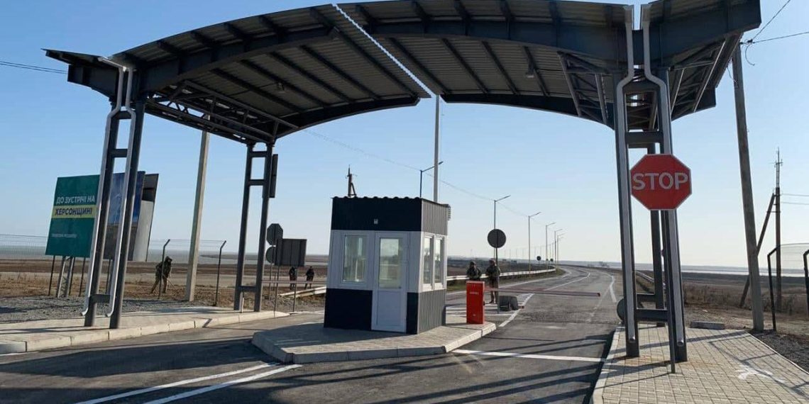 Власти приостановили движение по одному из мостов в Крым