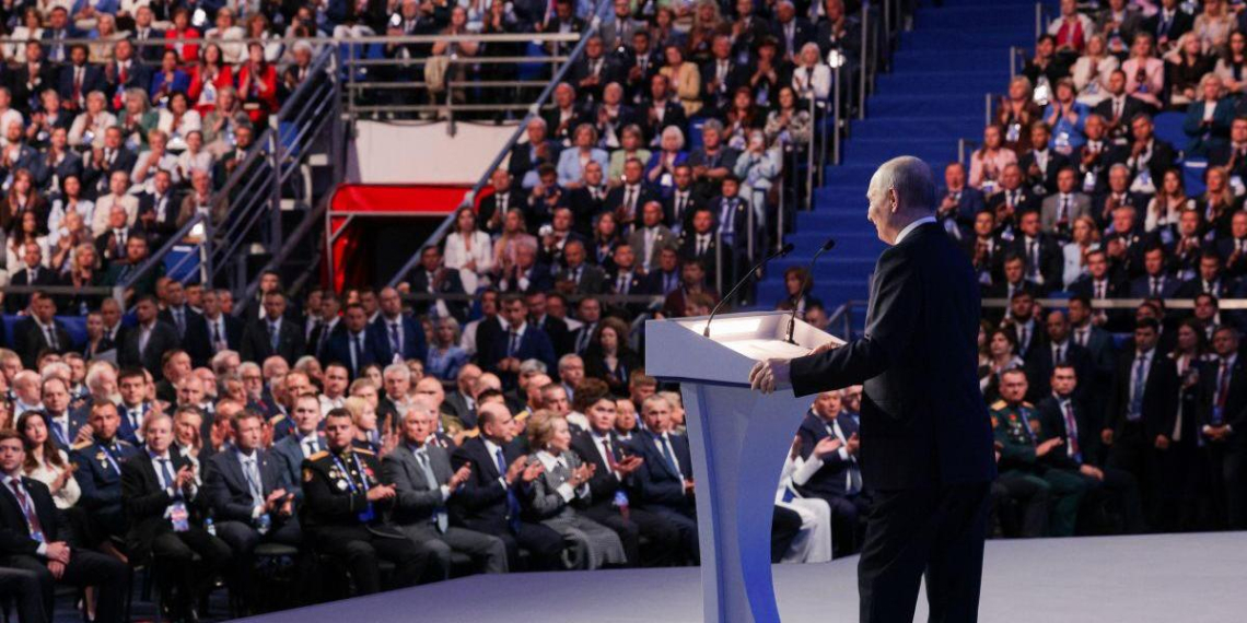 Путин поблагодарил Единую Россию за вклад в развитие страны