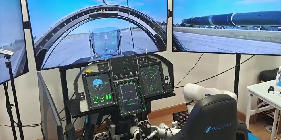 Трёхрукого робота RealMan научили управлять самолётом